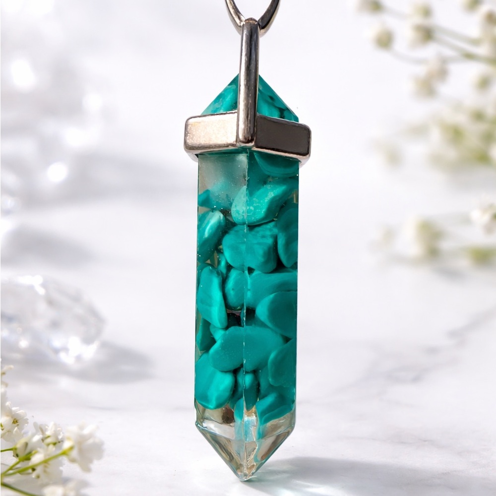 Chic Turquoise Stone Necklace with Silver Detail
